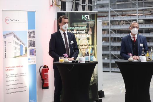Von links: NRW-Ministerpräsident Hendrik Wüst und Dr. Bernd Pitschak, Geschäftsführer der Hydrogenics GmbH. Foto: André Chrost