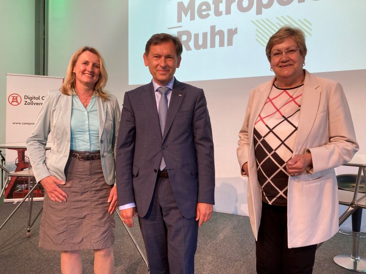 von links: Prof. Dr. Julia Frohne, Dr. Frank Dudda und Karola Geiß-Netthöfel bei der Vorstellung des neuen Projektbüros im Digital Campus auf der Zeche Zollverein