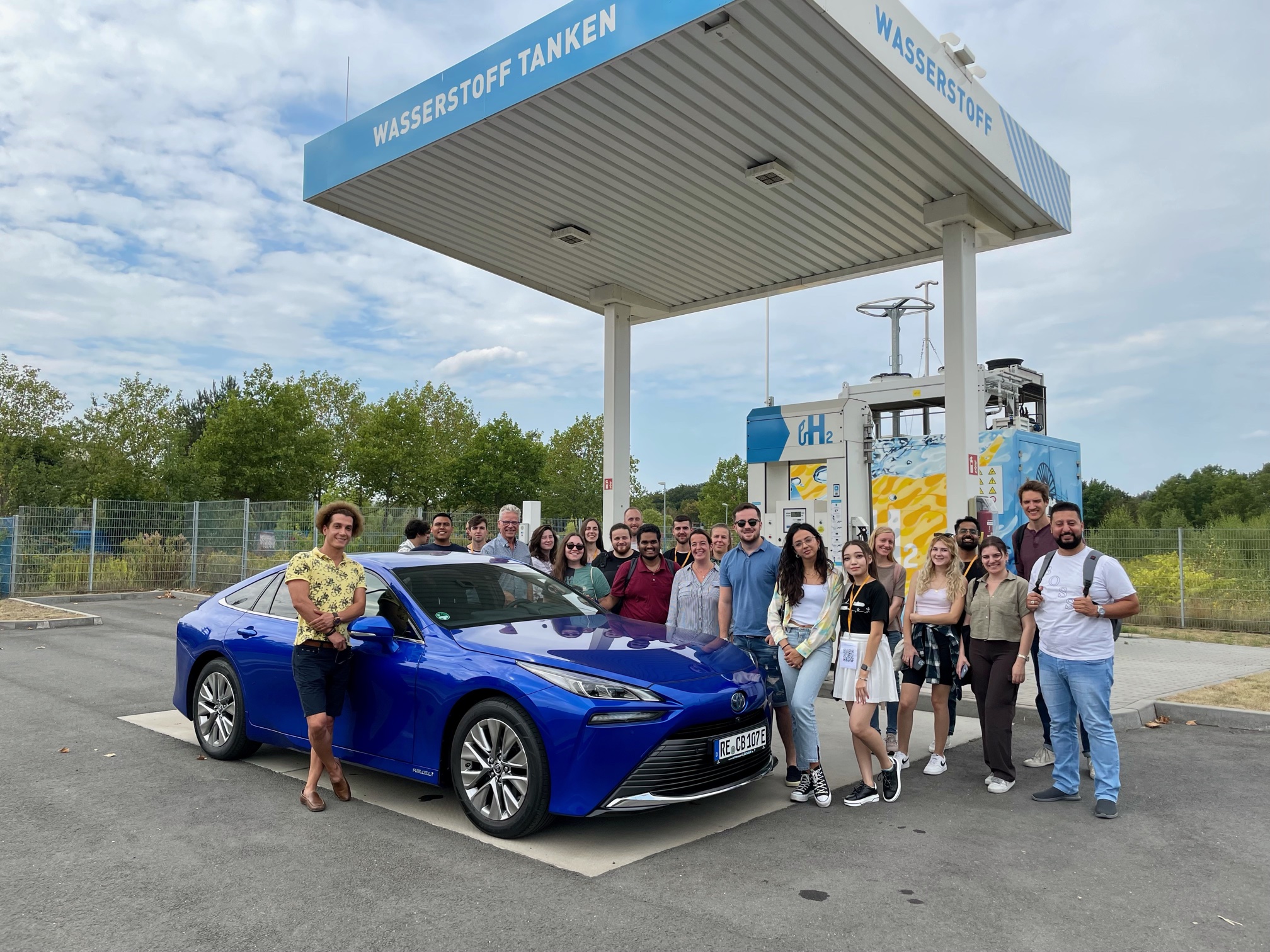 Vor der h2-Tankstelle Herten stellte sich eine der Masterschool-Gruppen für ein Foto auf. (In der Bildmitte Dr. Désirée Schulte und 5. v.l. Peter Brautmeier)