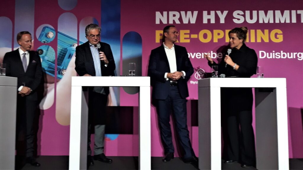 Auf dem Eröffnungspodium diskutierten (vr.n.l.): Mona Neubauer, NRW-Ministerin für Wirtschaft, Industrie, Klimaschutz und Energie, Bernhard Osburg, Vorstandsvorsitzender ThyssenKrupp Steel, Jürgen Zurheide, Moderator und Dr. Rasmus Beck, Geschäftsführer Duisburg Business und Innovation
