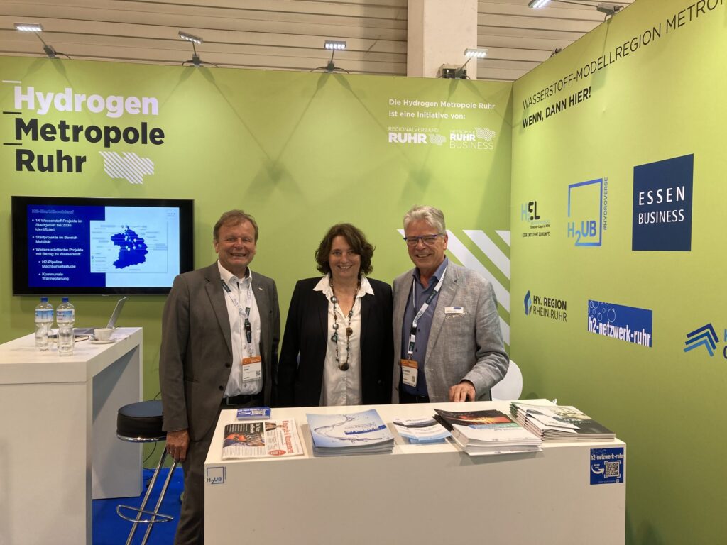 Peter Brautmeier (rechts) mit Margit Thomeczek und Prof. Klaus Görner (Rhein Ruhr Power) am gemeinsamen Messestand der Metropole Ruhr.