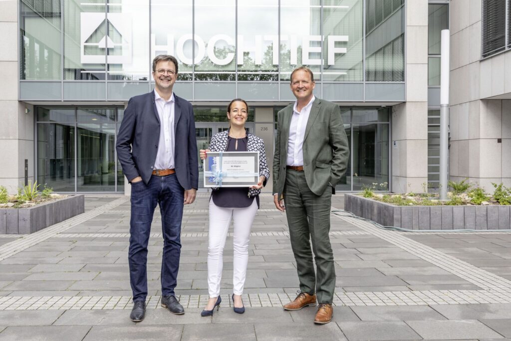 Sie präsentieren die Urkunde (v.l.n.r.): Bernd Holtwick, Dr. Désirée Schulte und Peter Coenen.