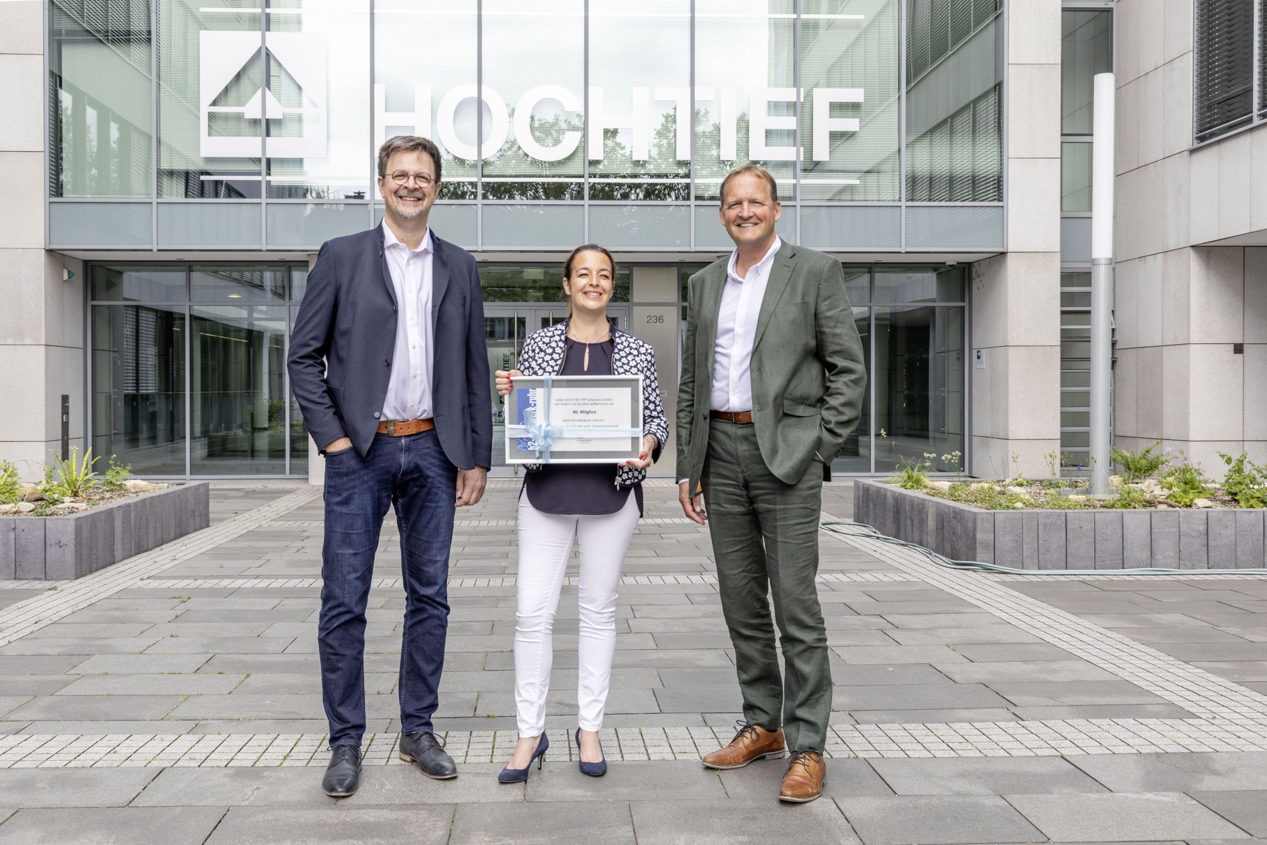 Sie präsentieren die Urkunde (v.l.n.r.): Bernd Holtwick, Dr. Désirée Schulte und Peter Coenen.
