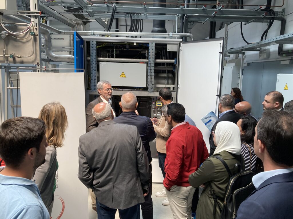Prof. Klug (4. v.l.) erläutert der Delegation aus Ägypten und Marokko die Funktionsweise des Energiekomplementärsystems im Anwenderzentrum H2Herten