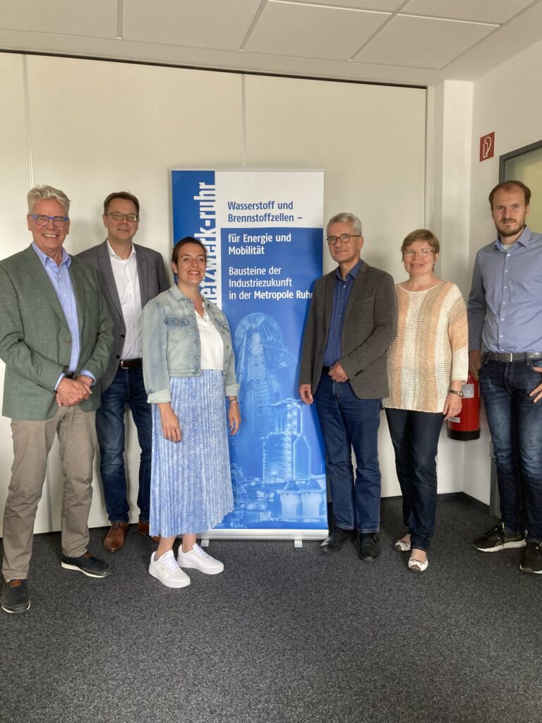 Wollen Zusammenarbeit vertiefen (v.l.n.r.): Peter Brautmeier, Dr. Thomas Kattenstein, Dr. Désirée Schulte (alle h2-netzwerk-ruhr), Dr. Norbert Weritz (HyMR), Dr. Babette Nieder (WiN Emscher-Lippe) und Tim Brömmling (HyMR)