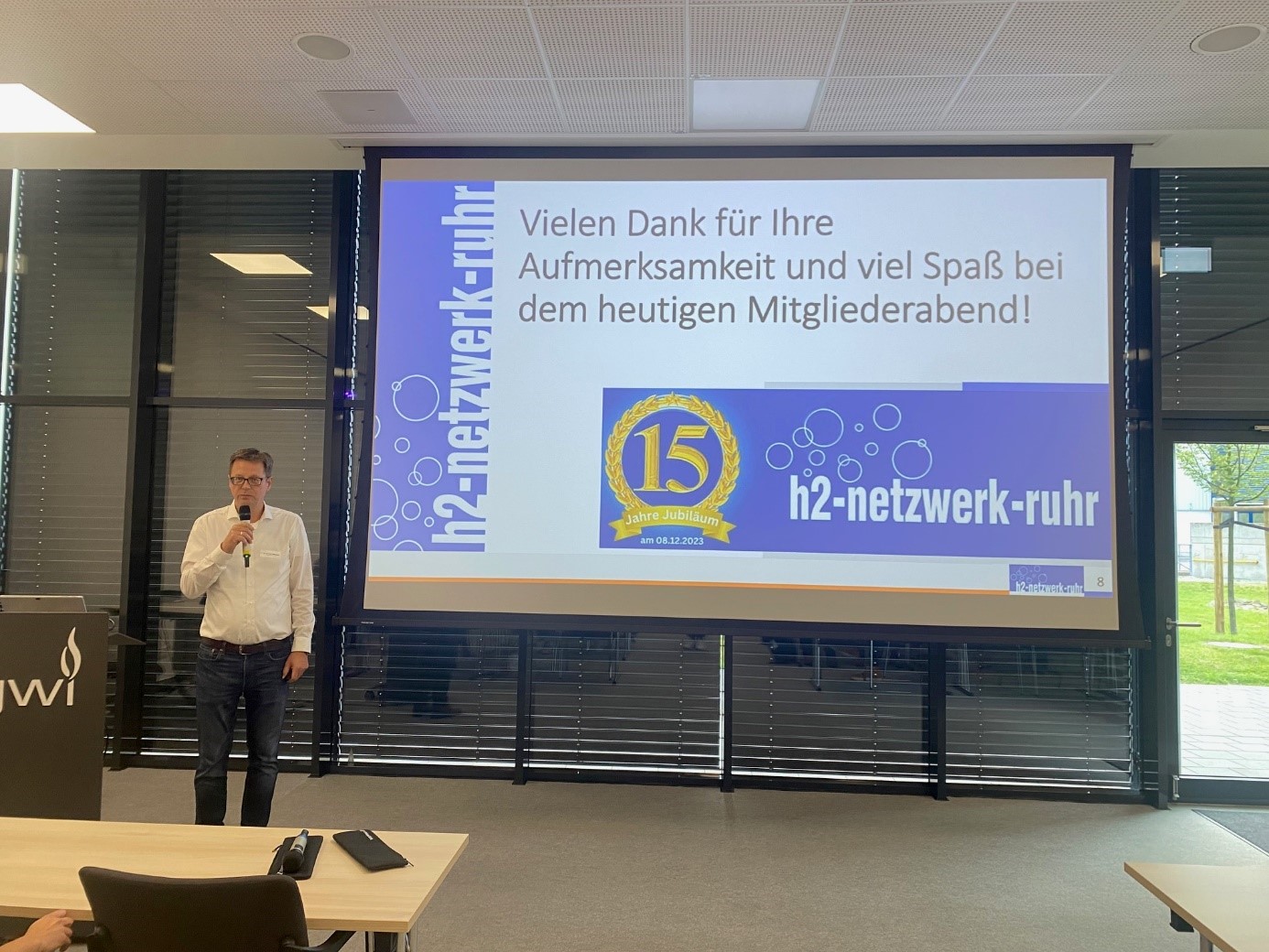 Dr. Thomas Kattenstein, Vorsitzender des h2-netzwerk-ruhr e.V., begrüßte die Anwesenden und stellte in einem kurzen Vortrag die Aktivitäten des Netzwerks im nächsten halben Jahr vor.