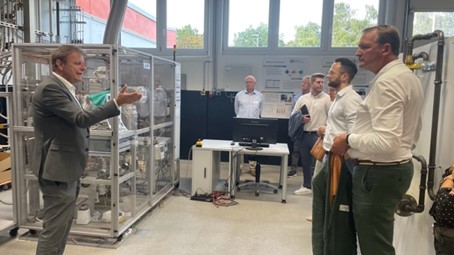 Prof. Dr. Klaus Görner, Vorstand des Gas-Wärme Instituts e.V. präsentierte die neuen Labore des GWI und erläuterte die Wasserstoffaktivitäten des Vereins.