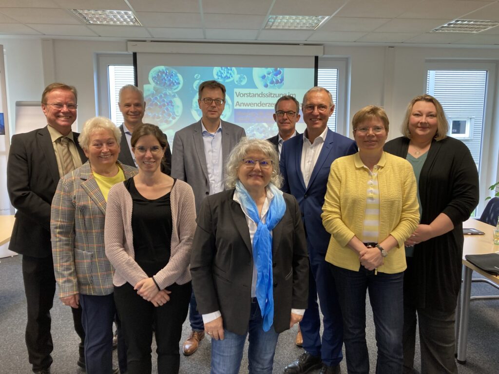 Der komplette Vorstand des h2-netzwerk-ruhr e.V. (vlnr): Dr. Manfred Gehrke, Dietlinde Stüben-Endres, Dr. Frank Obenaus, Friederike Konold, Dr. Thomas Kattenstein, Janine Feldmann, Dr. Joachim Gores, Dr. Bernd Pitschak, Dr. Babette Nieder, Janina Senner.