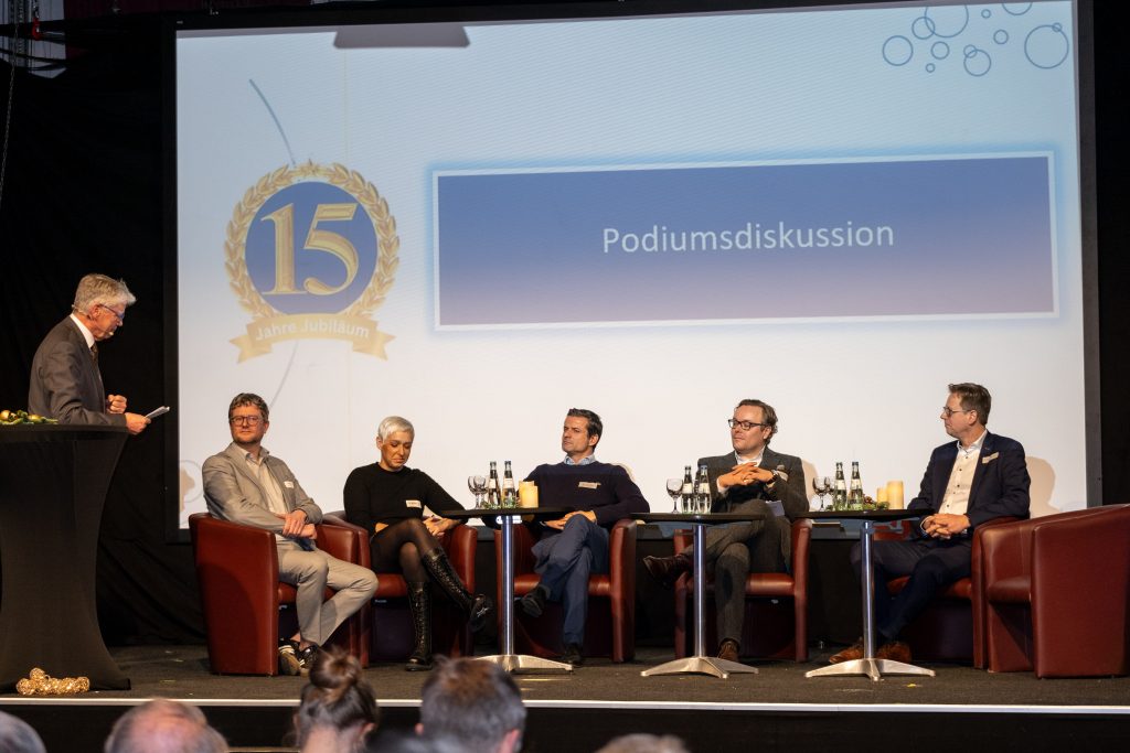 Eine lebhafte Podiumsdiskussion mit (v.l.) Peter Brautmeier, Jan Matzoll, Dr. Wiebke Lüke, Dr. Arnt Baer, Jörg Kemna, Dr. Thomas Kattenstein.