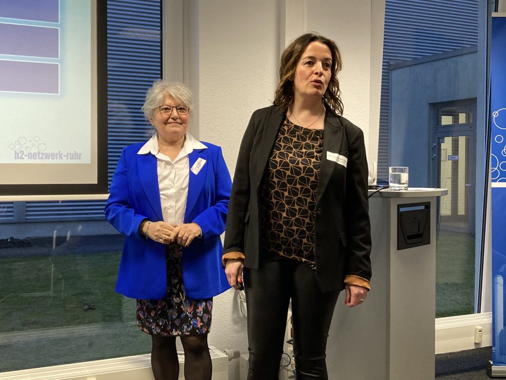 (v.l.) Janine Feldmann und Dr. Désirée Schulte begrüßen 
die Teilnehmerinnen und Teilnehmer 