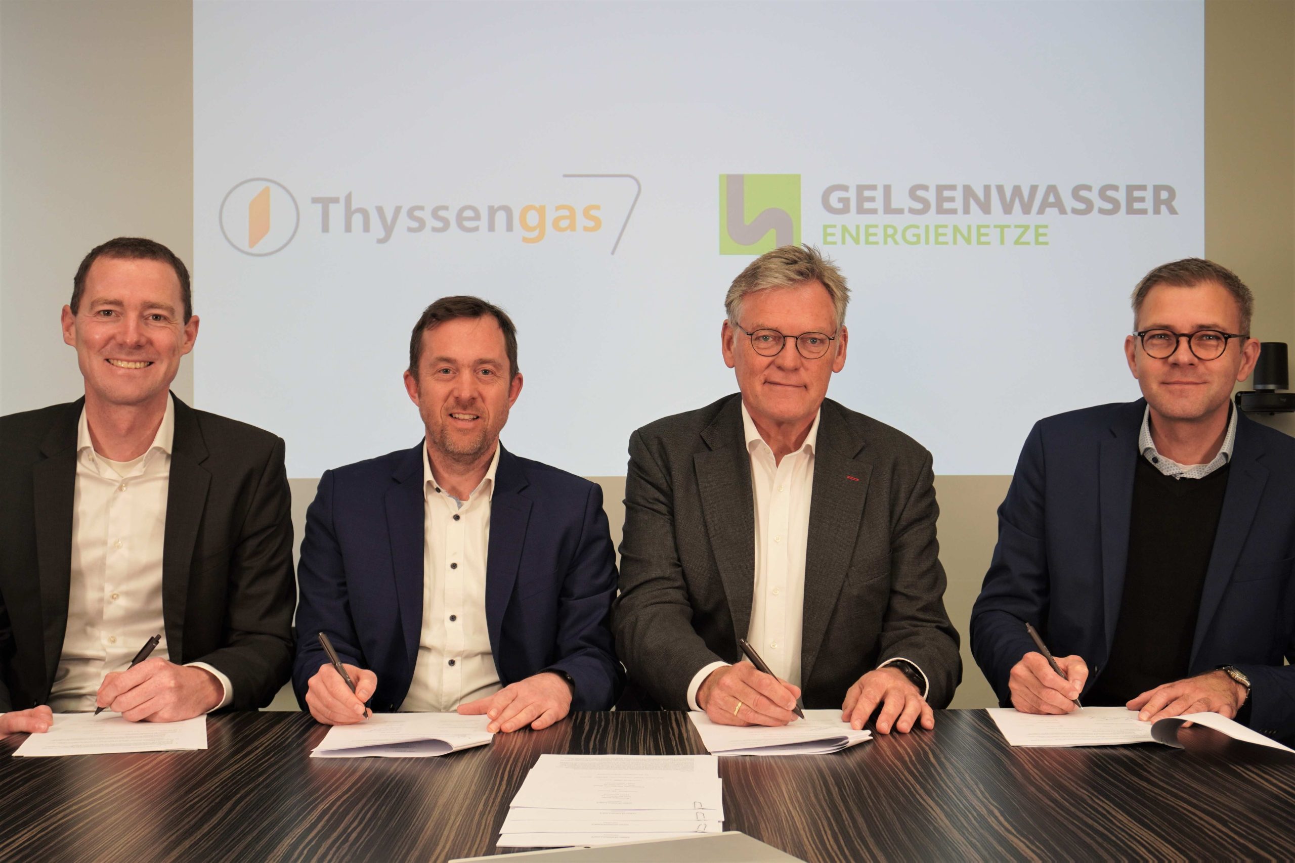 Gemeinsame Unterzeichnung der Absichtserklärung zur H2-Anbindung durch (von links nach rechts) Dr. Arne Dammer (Leiter Strategie und Innovation bei Thyssengas), Dr. Carsten Leder (Leiter Vertrieb bei Thyssengas), Thilo Augustin (Geschäftsführer GELSENWASSER Energienetze) und Christian Creutzburg (Geschäftsführer GELSENWASSER Energienetze) · Fotorechte: Thyssengas GmbH