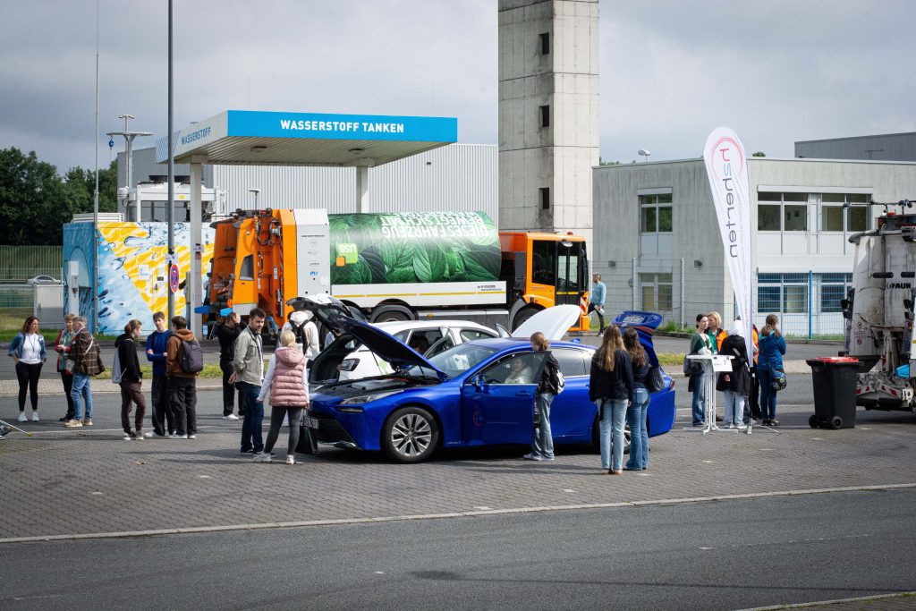 Die verschiedenen Brennstoffzellenfahrzeuge trafen bei den jugendlichen Besuchern auf großes Interesse.