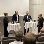 An der Podiumsdiskussion beteiligten sich (v.l.) Mona Neubaur, Andreas Steidle und Thomas Basten. Tom Hegermann moderierte.