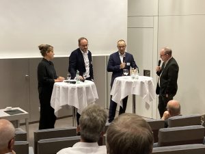 An der Podiumsdiskussion beteiligten sich (v.l.) Mona Neubaur, Andreas Steidle und Thomas Basten. Tom Hegermann moderierte.