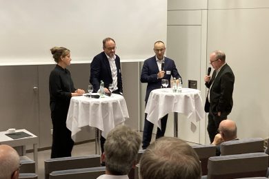 An der Podiumsdiskussion beteiligten sich (v.l.) Mona Neubaur, Andreas Steidle und Thomas Basten. Tom Hegermann moderierte.