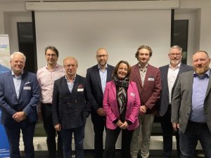 Zum Abschluss des Neujahrsempfangs bat Dr. Désirée Schulte (Mitte) die Neumitglieder zum Gruppenfoto (vlnr): Hans Brinkhof und Michael Wünnemann (VoltH2), Dr. Ahmet Lokurlu (Solitherm), Prof. Dr. Jochen Schubert (Hochschule Ruhr West), Justus Beste (Wasserstoffallianz Westfalen), Carsten Bleck und Ralf Groening (Andernach & Bleck); nicht im Bild: Jonas Böhm (Elektro Pieper Recklinghausen). Foto: Peter Brautmeier