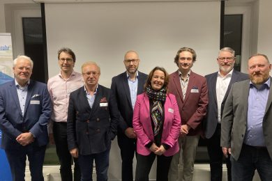 Zum Abschluss des Neujahrsempfangs bat Dr. Désirée Schulte (Mitte) die Neumitglieder zum Gruppenfoto (vlnr): Hans Brinkhof und Michael Wünnemann (VoltH2), Dr. Ahmet Lokurlu (Solitherm), Prof. Dr. Jochen Schubert (Hochschule Ruhr West), Justus Beste (Wasserstoffallianz Westfalen), Carsten Bleck und Ralf Groening (Andernach & Bleck); nicht im Bild: Jonas Böhm (Elektro Pieper Recklinghausen). Foto: Peter Brautmeier