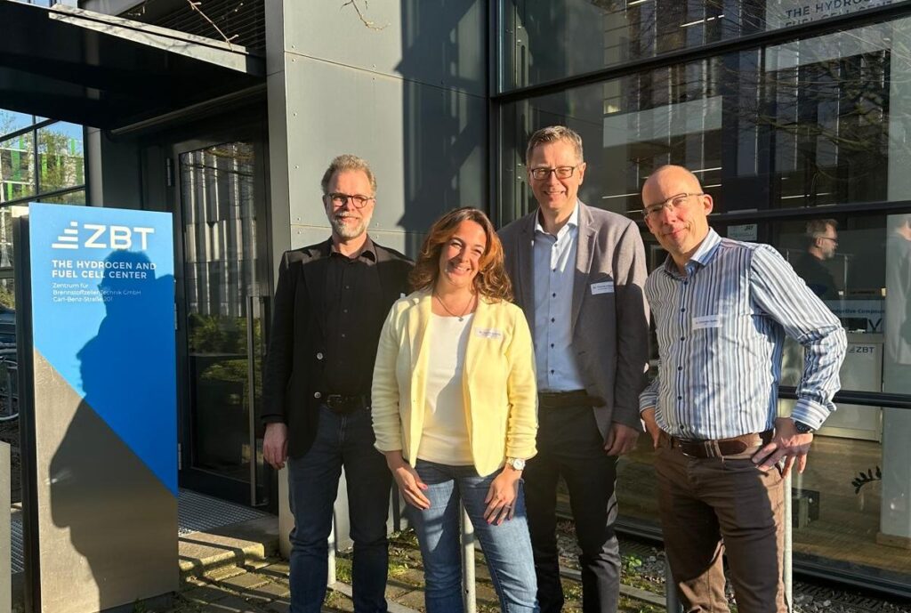 Die Protagonisten des Mitgliederabends (v.l.n.r.): Dr. Peter Beckhaus CEO ZBT), Dr. Désirée Schulte und Dr. Thomas Kattenstein (h2-netzwerk-ruhr) und Dr. Christian Spitta (ZBT).