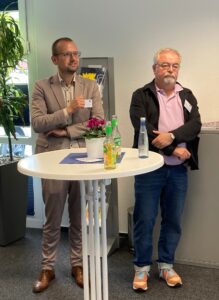 Kreisdirektor Dominik Schad (links) und Jens Geyer, Mitglied des Europaparlaments verfolgten aufmerksam die Projektvorstellungen.