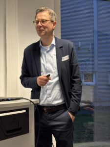 Offensichtlich gut gelaunt präsentierte Dr. Thomas Kattenstein seinen positiven Ausblick auf die Entwicklung der Wasserstoffwirtschaft.