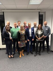 Zum Abschluss des offiziellen Programms zeigen sich Vertreter_innen der Neumitglieder im Kreis der anwesenden Vorstände des Netzwerks. (v.l.n.r.:) Julia Nepicks, Prof. Frank Obenaus, Armin Malasch, Thomas Kattenstein, Karina Sydekum, Gregor Evers, Florian Krauss, Désirée Schulte, Miguel Perez Quesada