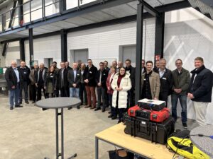 Vor Beginn der Führung versammelten sich die bereits anwesenden Mitglieder zu einem Erinnerungsfoto. (Foto: Peter Brautmeier)