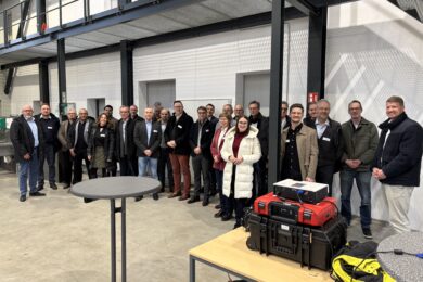 Vor Beginn der Führung versammelten sich die bereits anwesenden Mitglieder zu einem Erinnerungsfoto. (Foto: Peter Brautmeier)