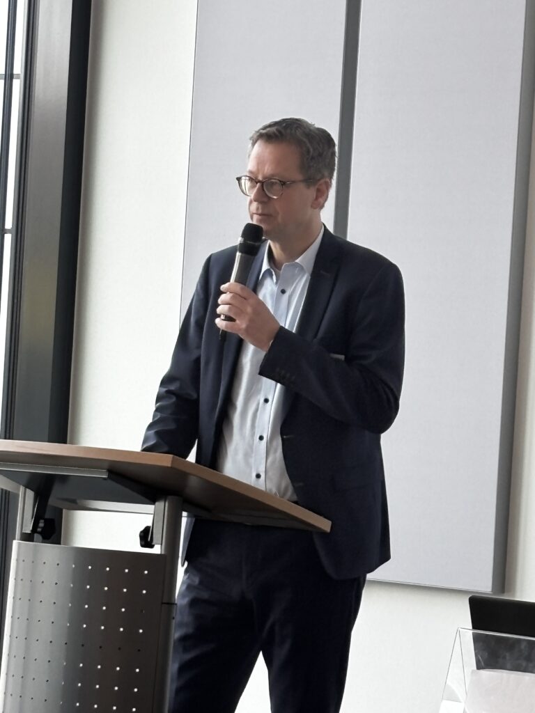 Der Netzwerk-Vorsitzende Dr. Thomas Kattenstein informierte die Versammlung 
über aktuelle Entwicklungen der Wasserstoffwirtschaft